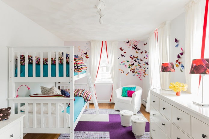 lichte gordijnen in een babykamer