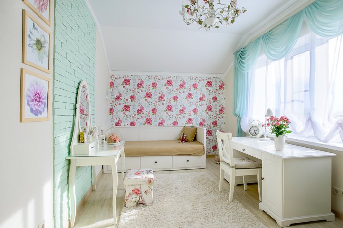 licht turquoise gordijnen in het interieur van een meisjeskamer
