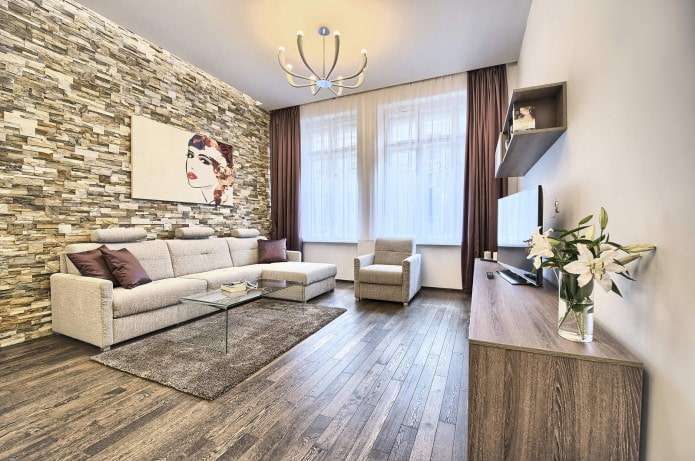Gordijnen in het interieur van een beige woonkamer