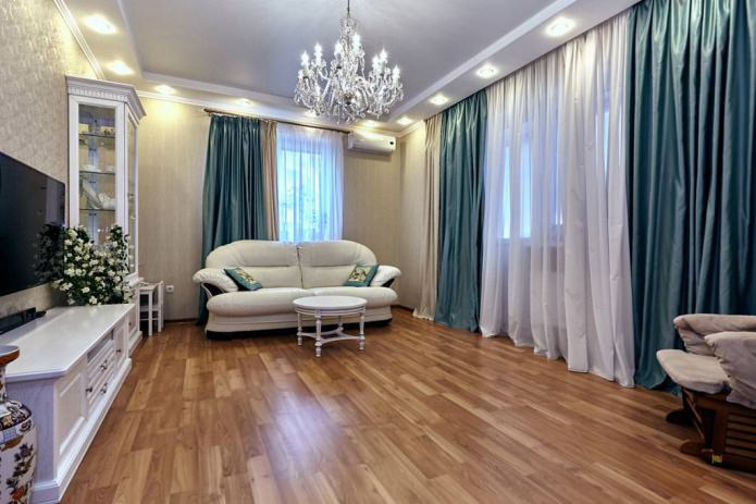 Turquoise gordijnen in het interieur van de woonkamer