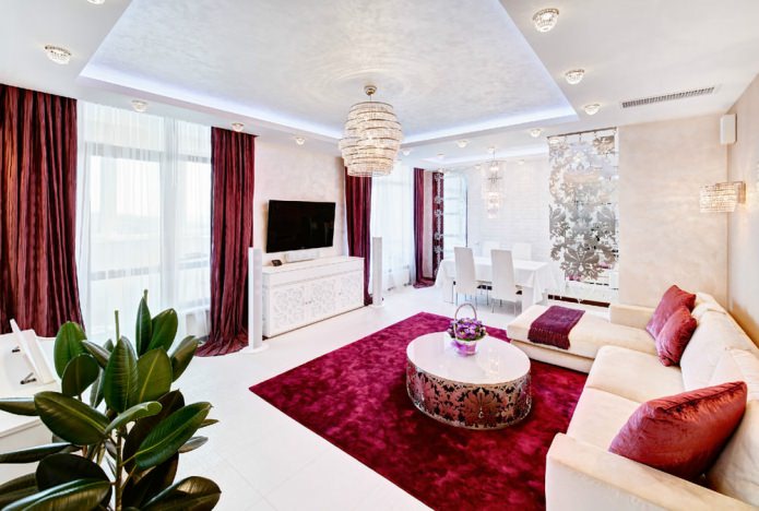 Bordeauxrode gordijnen in de woonkamer