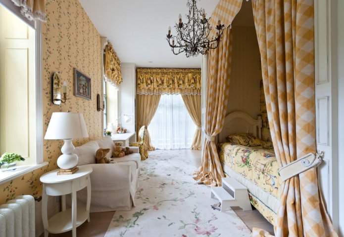 gele gordijnen in een kinderkamer