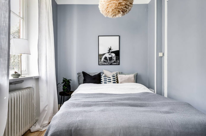 witte gordijnen in een grijze slaapkamer