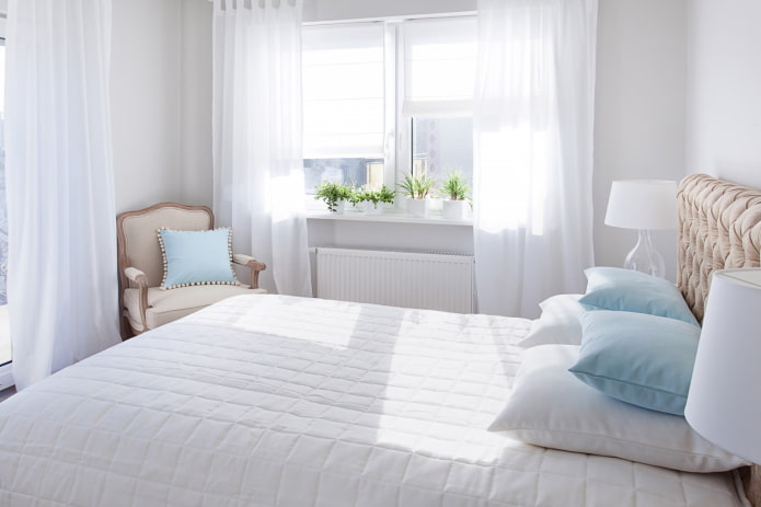 tule in een witte slaapkamer