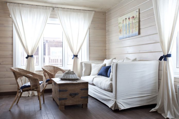 witte gordijnen in de woonkamer