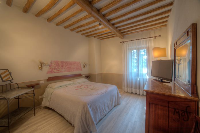 witte doorschijnende gordijnen in de slaapkamer