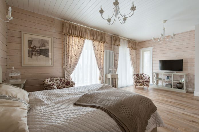 Gordijnen met een lambrequin in de slaapkamer