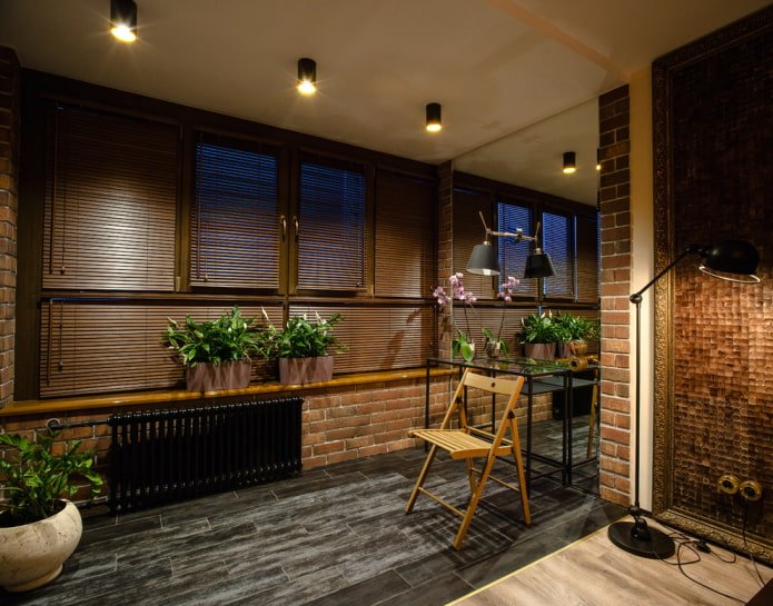 jaloezie?n in het interieur in de loft-stijl