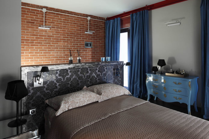 blauwe gordijnen in een slaapkamer in loftstijl