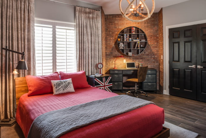 gordijnen aan ringen in een loft-slaapkamer
