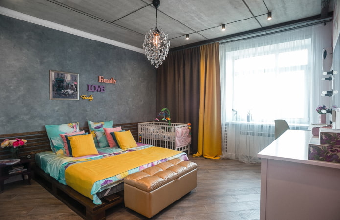 gordijnen draperen in een slaapkamer in loftstijl