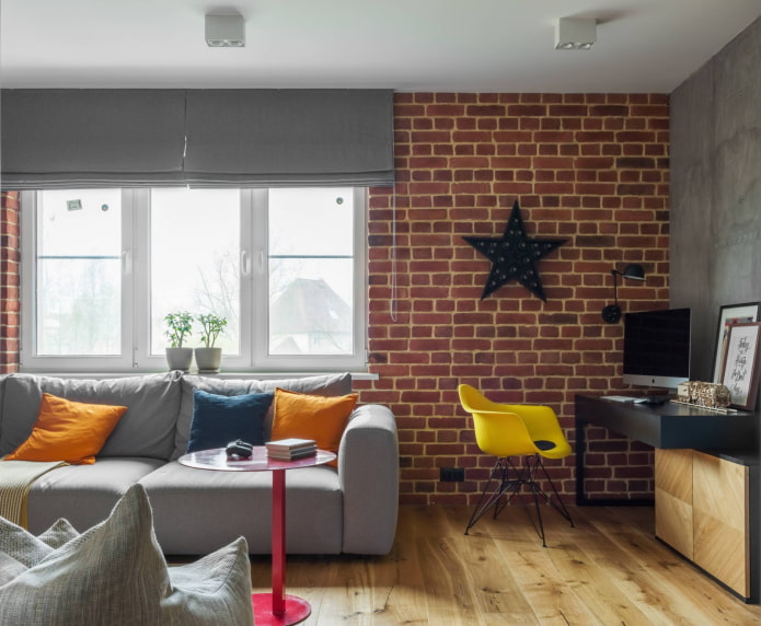 Grijze Romeinse jaloezie?n in een loft-interieur