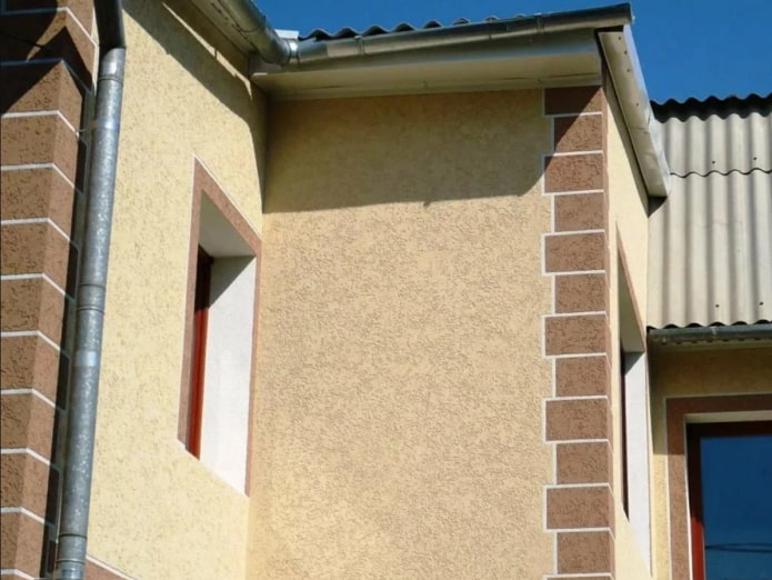 afwerking van de buitenkant van het huis met pleisterwerk
