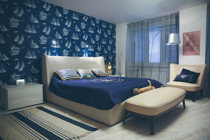 slaapkamer met behang in maritieme stijl