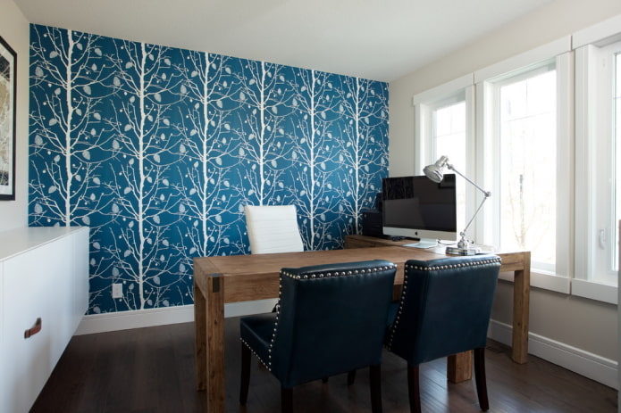 kantoor met behang in blauwe tinten