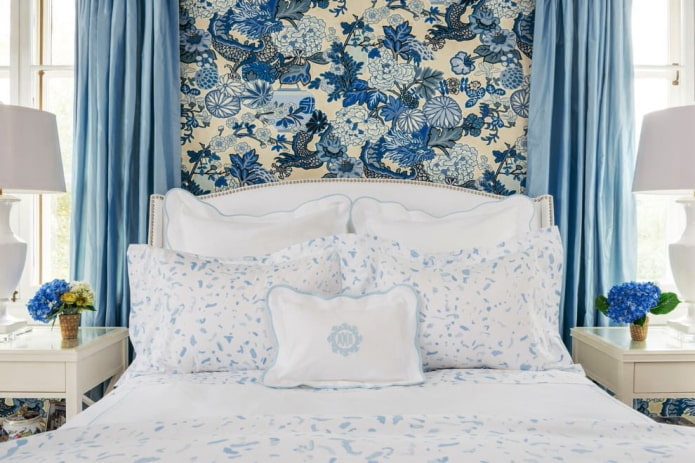 Blauw en beige behang in de slaapkamer
