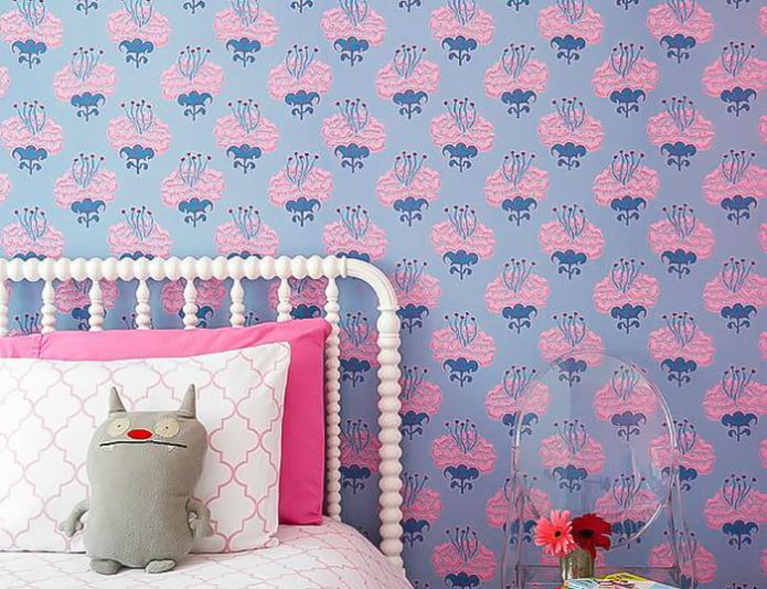 Blauw en roze behang