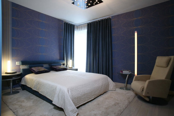 Donkerblauwe gordijnen in de slaapkamer