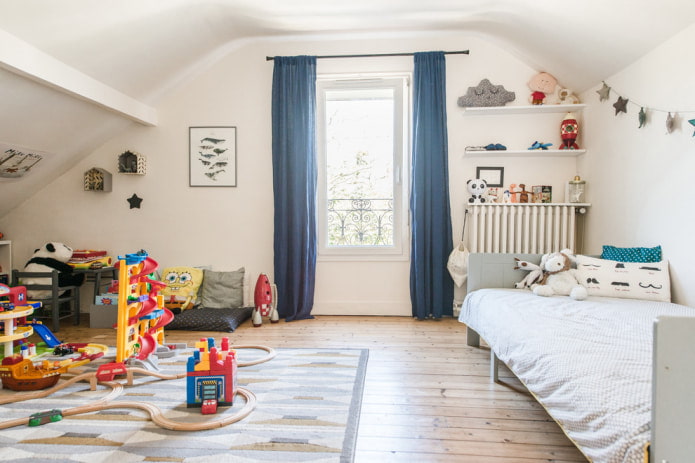 blauwe gordijnen in de kinderkamer