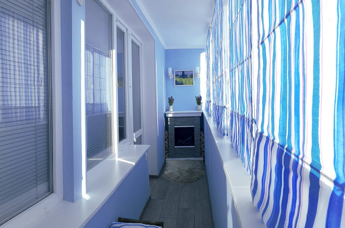 blauw-witte gordijnen op de loggia