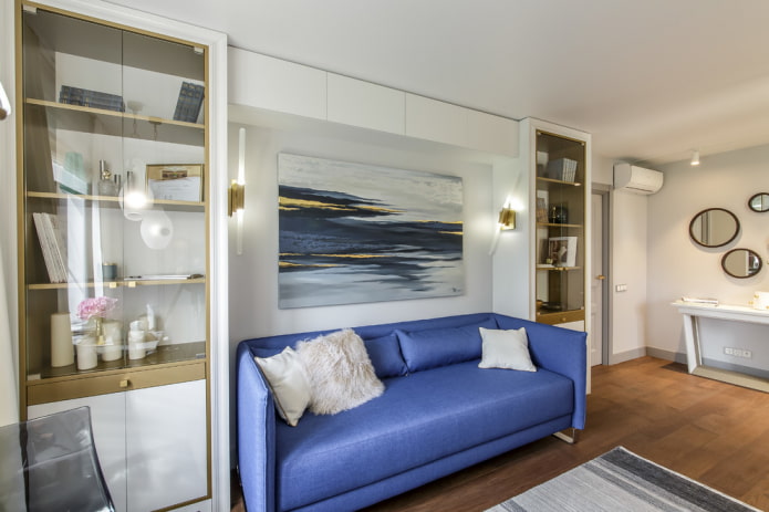 bank-bank met blauwe stoffen bekleding in het interieur