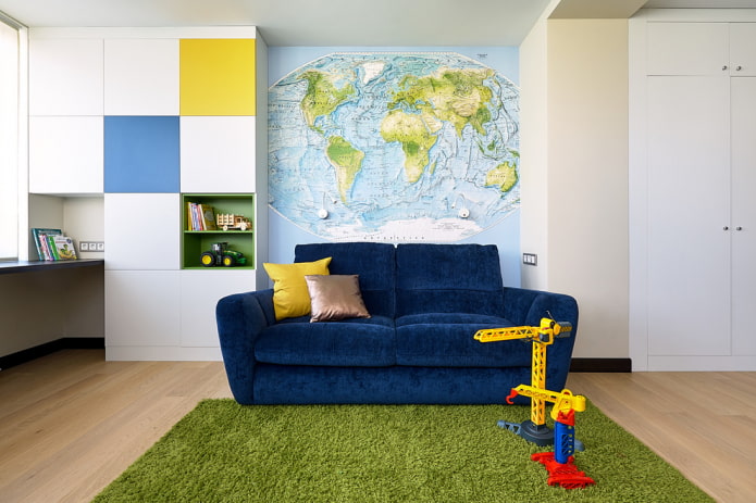 blauwe bank in het interieur van een kinderkamer