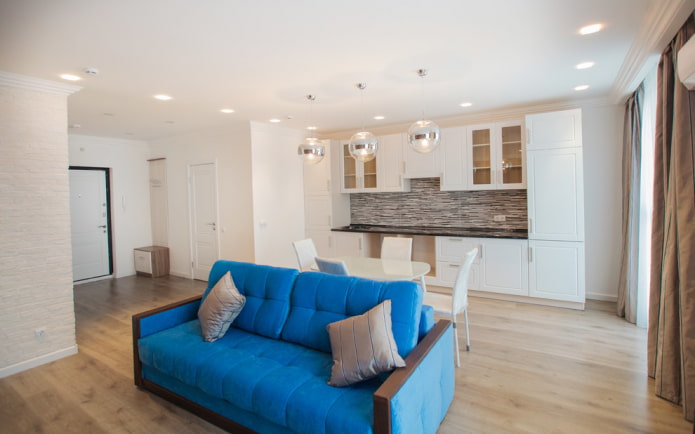 blauwe bank in het interieur