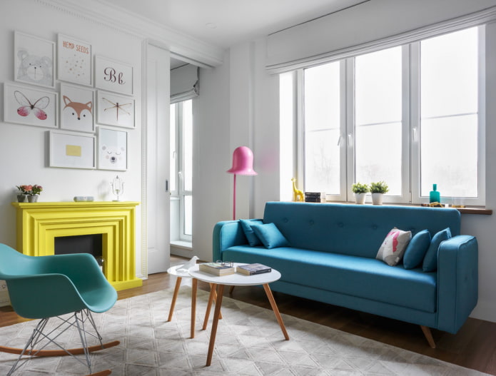 blauwe bank in het interieur