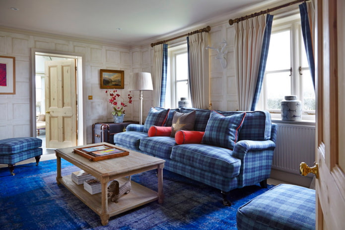 blauwe bank met patroonbekleding