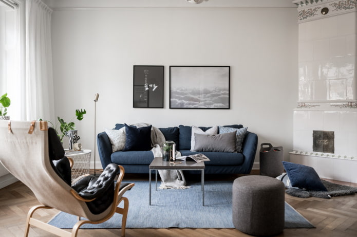 blauwe bank in Scandinavische stijl