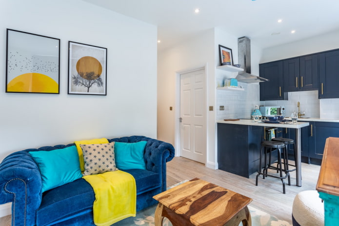 felblauwe bank in het interieur