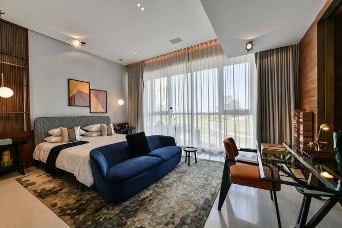 blauwe bank in het interieur van de slaapkamer