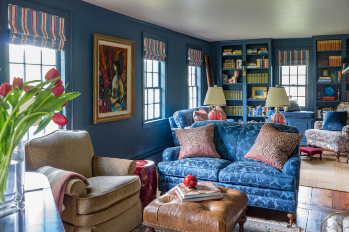 blauwe bank met patroonbekleding