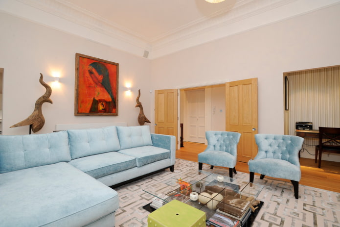 grijsblauwe bank in het interieur