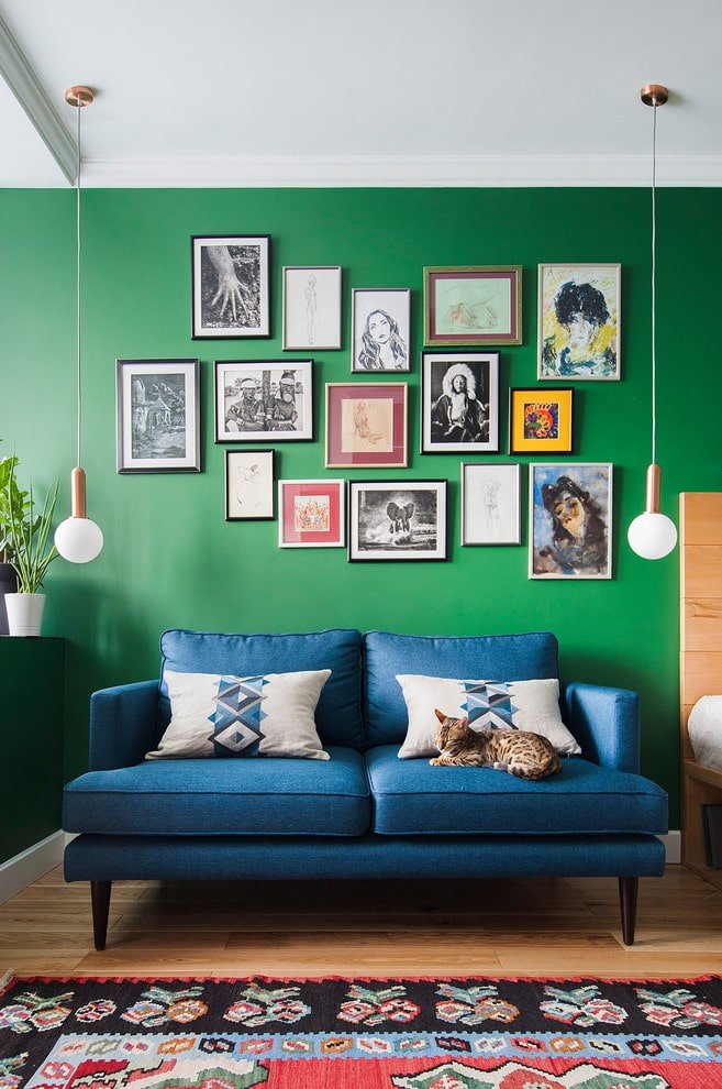 blauwe bank op poten