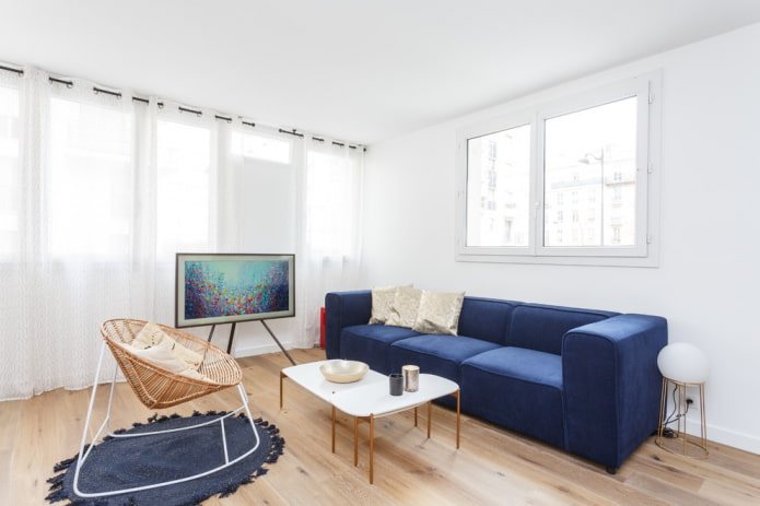 blauwe banken in combinatie met de vloer