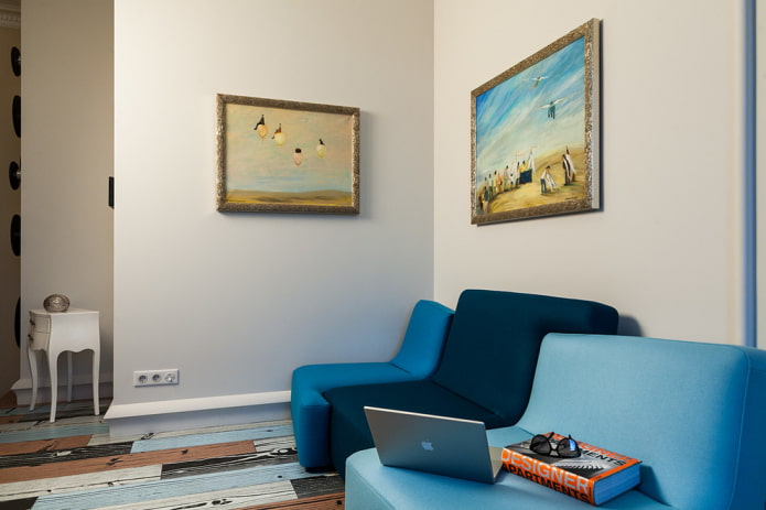 blauw-lichtblauwe bank in het interieur