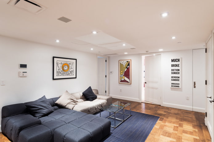 blauwgrijze bank in het interieur