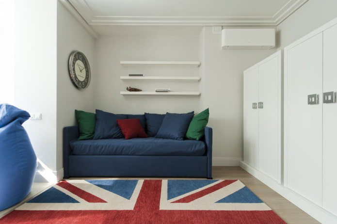 blauwe bank in het interieur van een tienerkamer