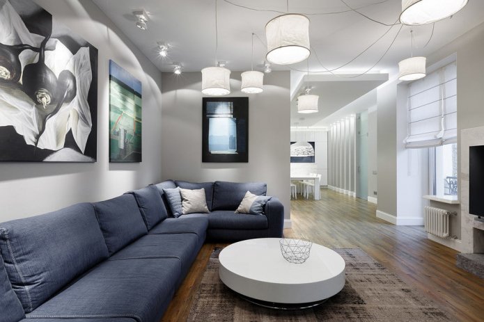 blauwe bank in een grijze woonkamer