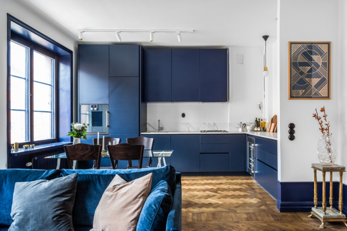 minimalistische keukenstudio in blauw