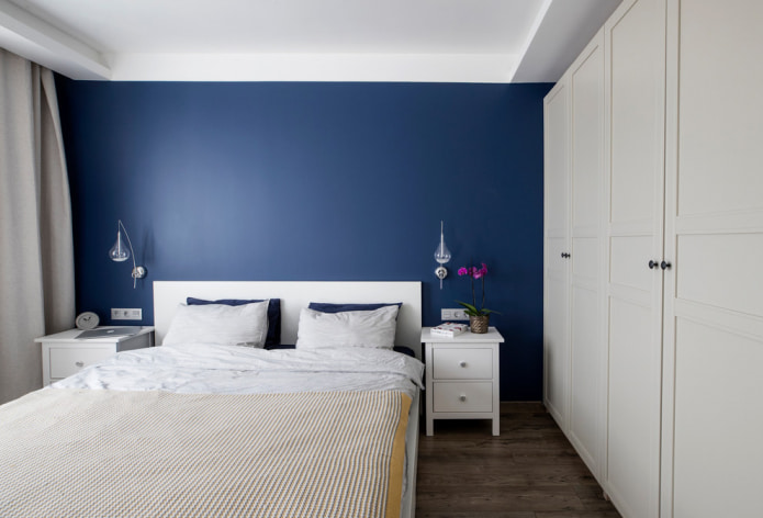 witte meubels en blauwe muren