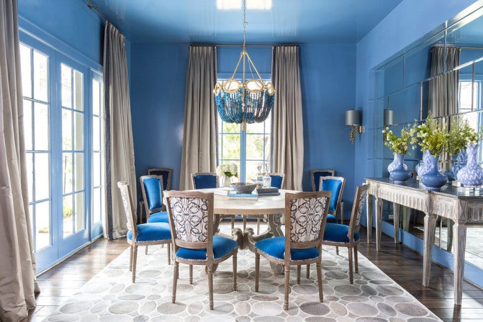 Blauwe en bruine eetkamer