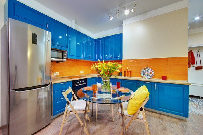 Blauwe en oranje keuken
