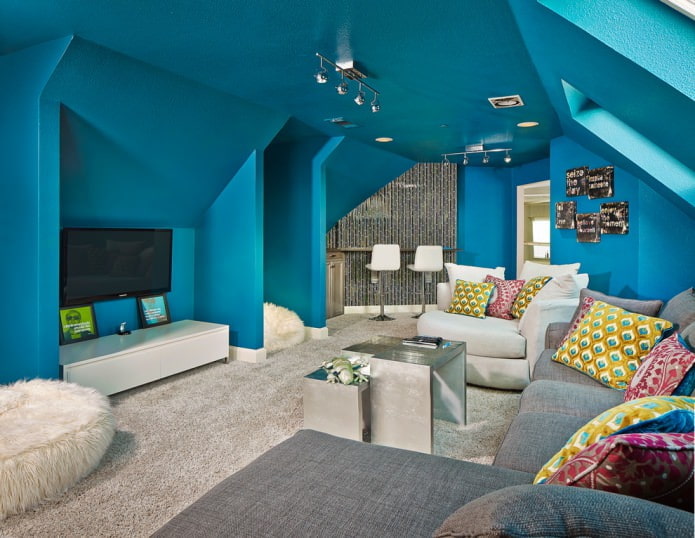 Muren in de tint van het blauwe plafond