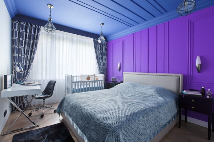 blauw plafond en paarse muur