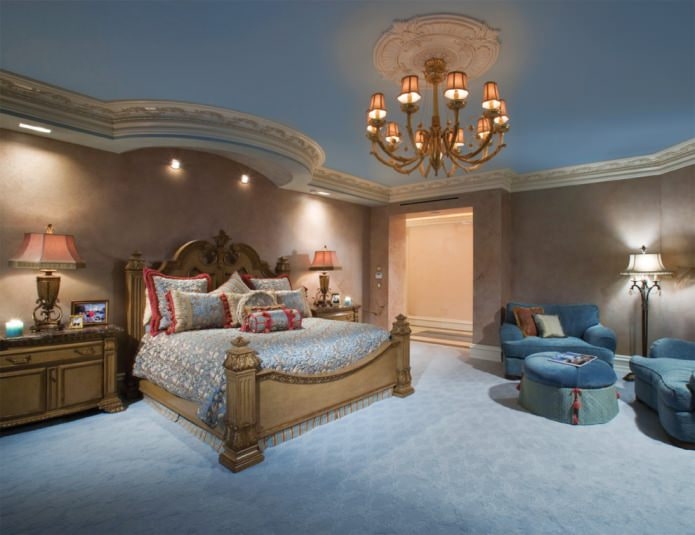 Vloer in toon met blauw plafond