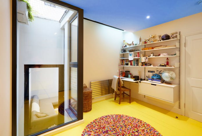 gele vloer en blauw plafond