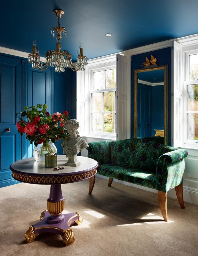 blauw plafond in een kamer in een klassieke stijl