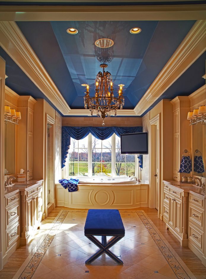 blauw plafond in een badkamer in een klassieke stijl